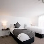 Chic Harbourside Group Haven In Heart Of Hobart