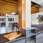 Stunning Warehouse Pad - Moments From The Waterfront