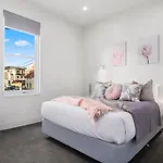 Inner-City 2 Bedroom Apartment With Free Parking