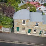 Stylish 3 Bedroom Townhouse - Hobart Cbd