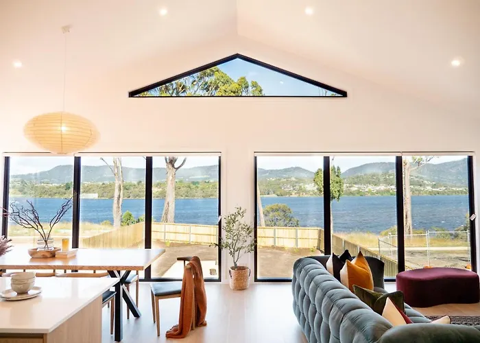 Luxurious Waterfront Home In The North Of Hobart