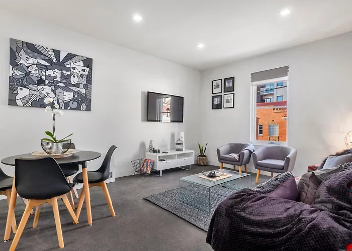 Inner-City 2 Bedroom Apartment With Free Parking