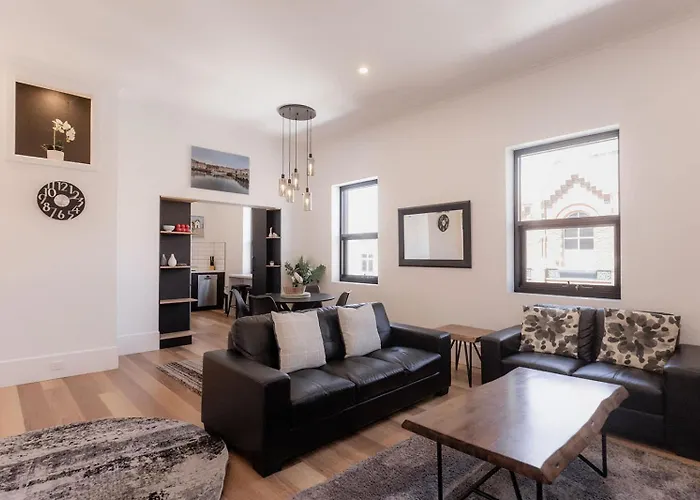 3 Bedroom Spacious Inner-City Pad With Car Park