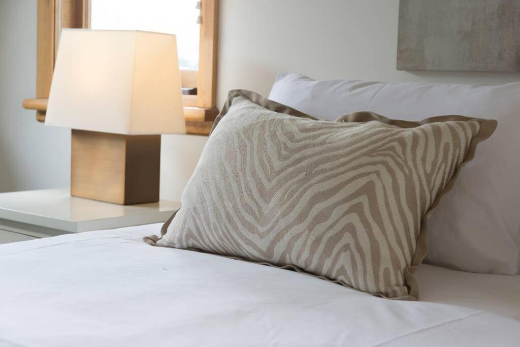 Holiday home Location In Hobart! Luxury 4 Bedroom With Stunning Views