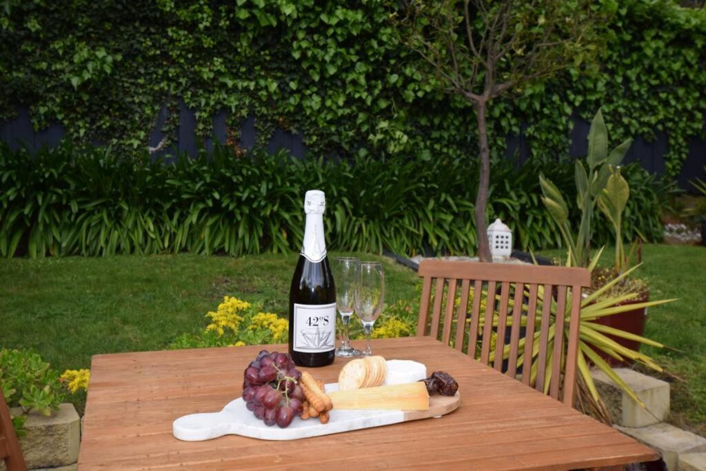 Location In Hobart! Luxury 4 Bedroom With Stunning Views *