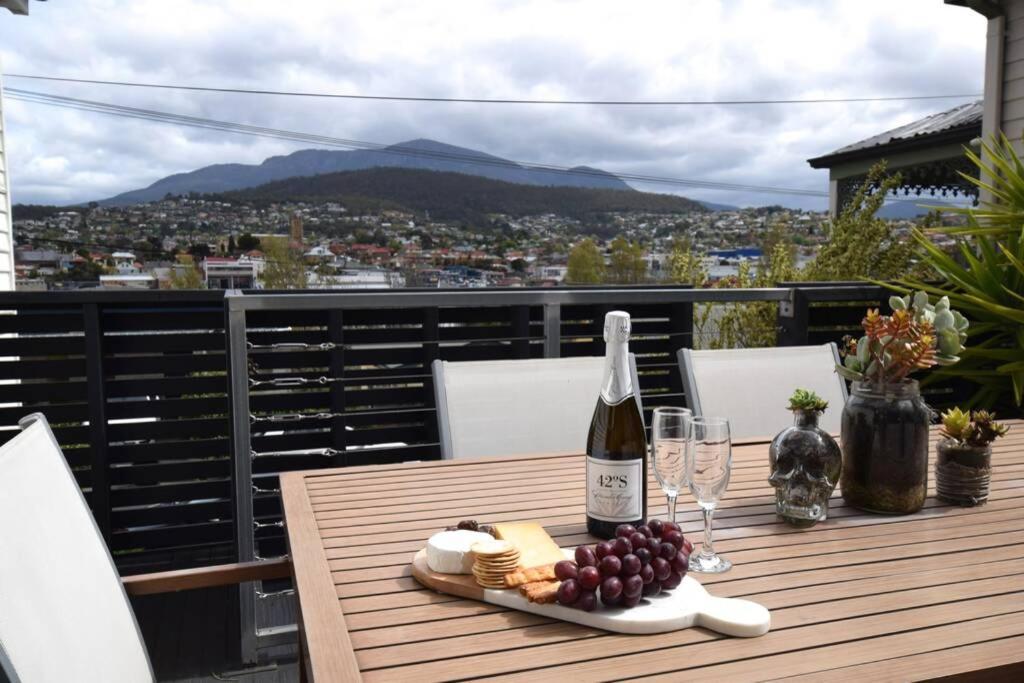 Holiday home Location In Hobart! Luxury 4 Bedroom With Stunning Views
