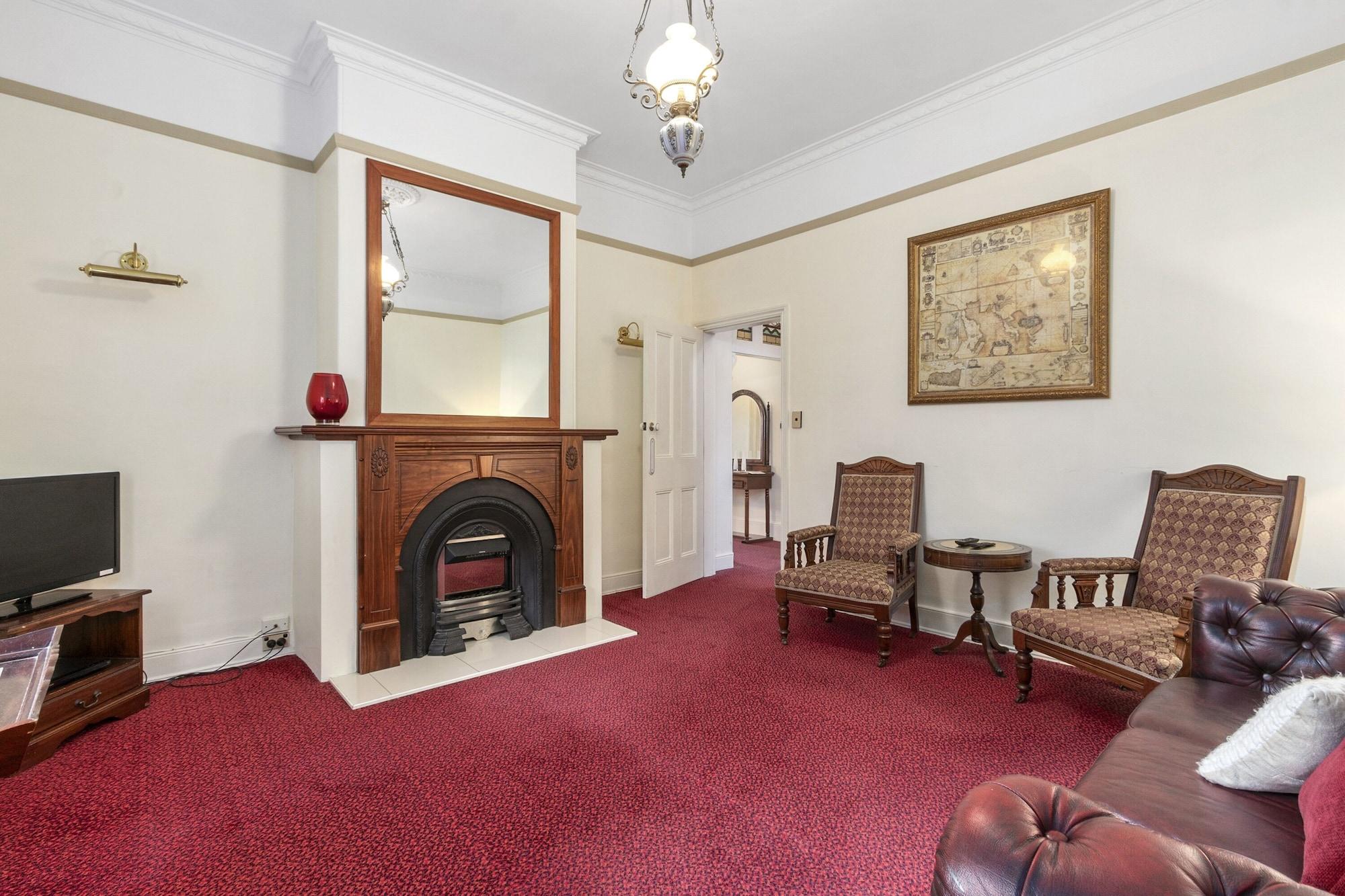 Grosvenor Court Aparthotel 4*