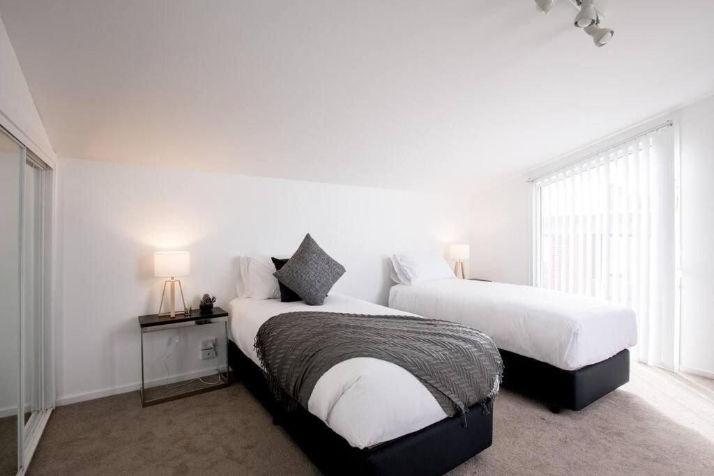 Holiday home Chic Harbourside Group Haven In Heart Of