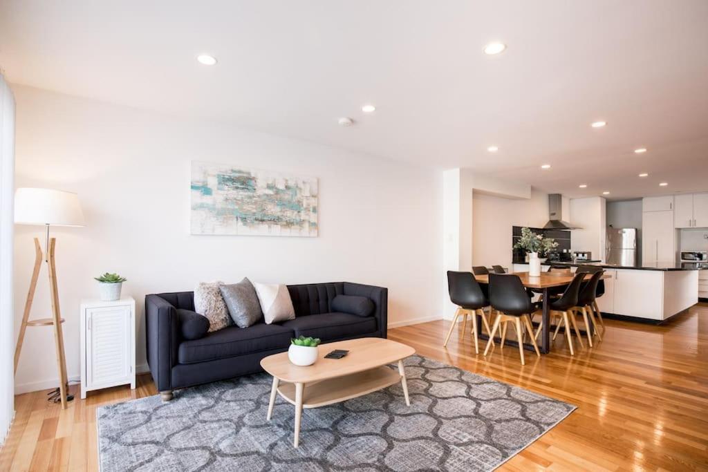 Holiday home Chic Harbourside Group Haven In Heart Of *