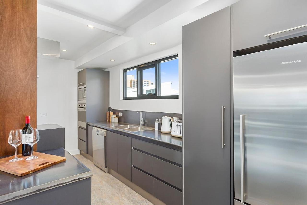 Stunning Warehouse Pad - Moments From The Waterfront *