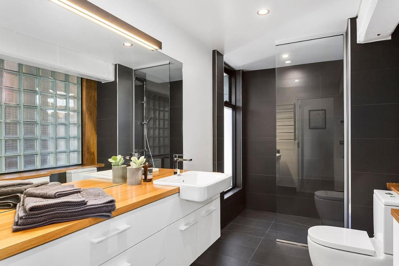 Stunning Warehouse Pad - Moments From The Waterfront *