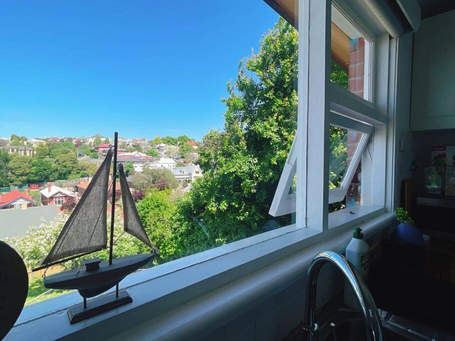 Stunning West Home- Close To And Shops