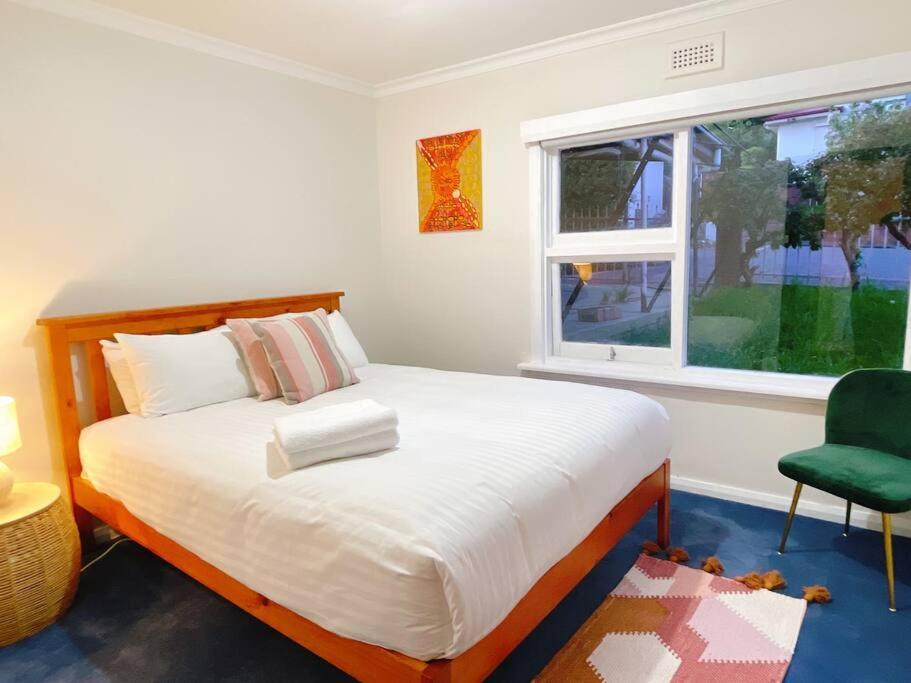 Stunning West Home- Close To And Shops Holiday home Hobart