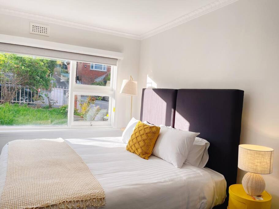 Stunning West Home- Close To And Shops Holiday home Hobart