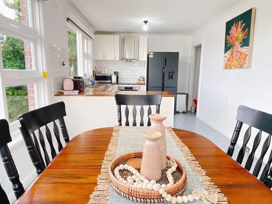 Stunning West Home- Close To And Shops Holiday home