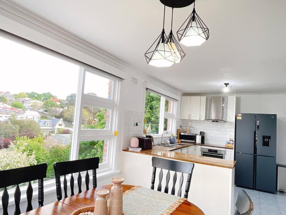 Stunning West Home- Close To And Shops *