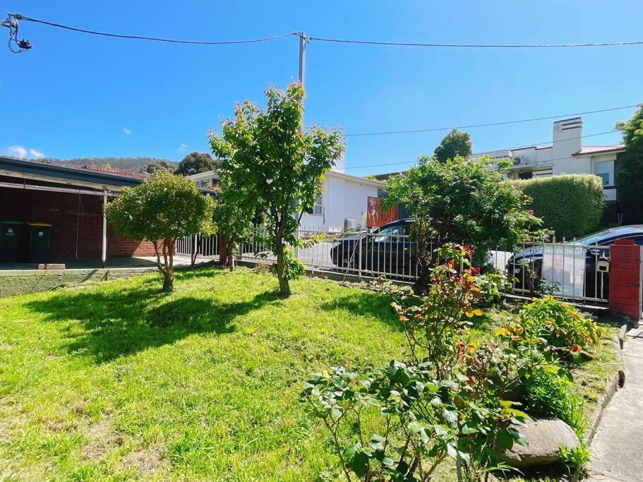 Stunning West Home- Close To And Shops * Hobart