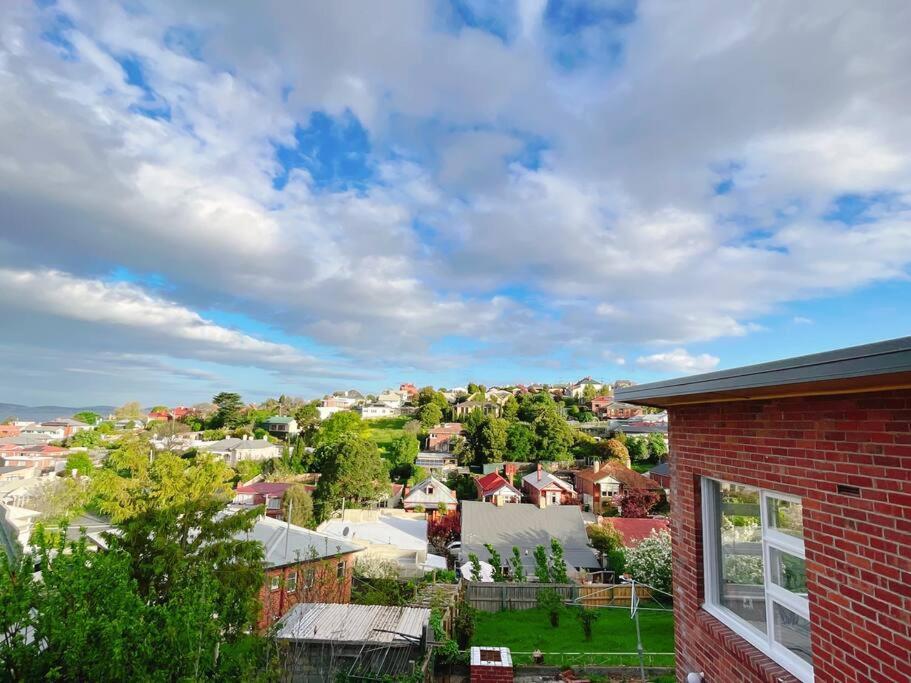 Stunning West Home- Close To And Shops Holiday home