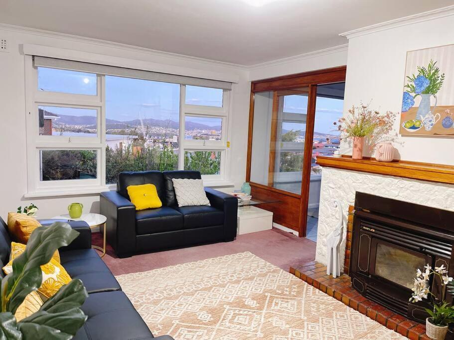 Stunning West Home- Close To And Shops Holiday home