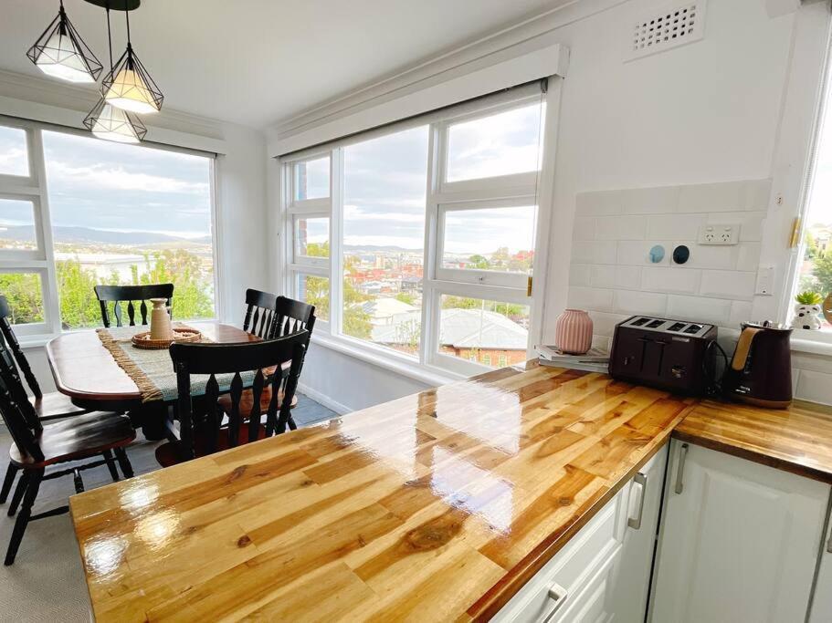Stunning West Home- Close To And Shops Holiday home