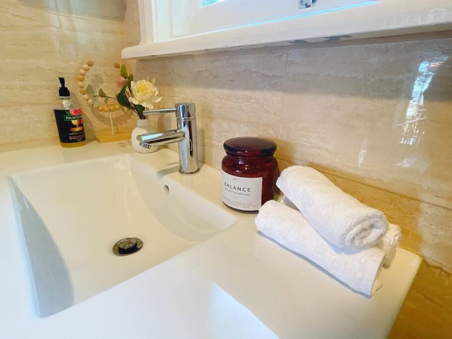 Stunning West Home- Close To And Shops Hobart