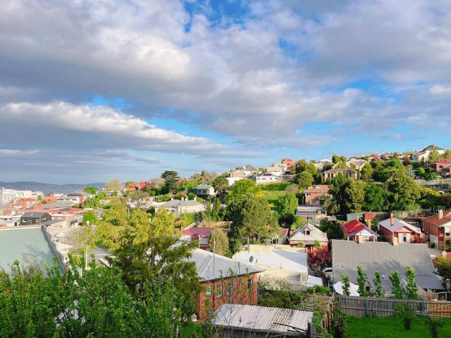 Stunning West Home- Close To And Shops * Hobart
