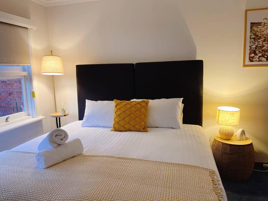 Stunning West Home- Close To And Shops Hobart