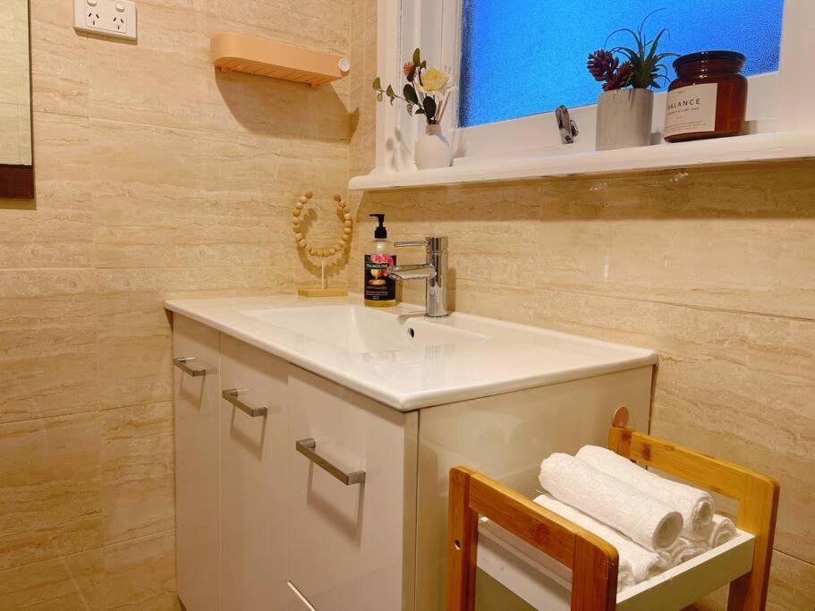 Stunning West Home- Close To And Shops Holiday home
