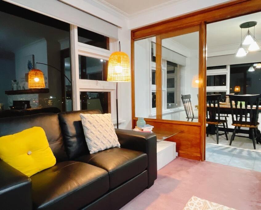 Stunning West Home- Close To And Shops