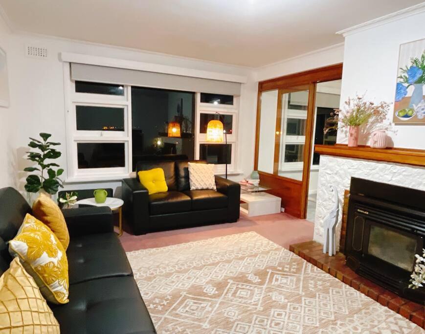 Stunning West Home- Close To And Shops Holiday home Hobart