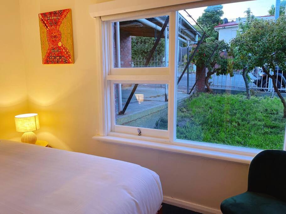 Stunning West Home- Close To And Shops Holiday home Hobart
