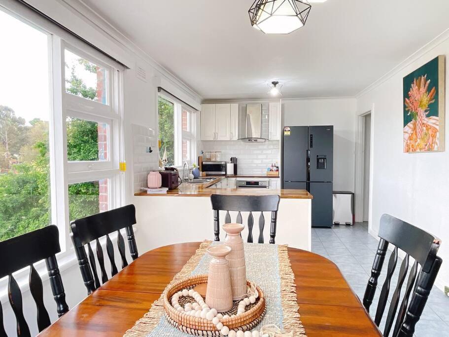 Stunning West Home- Close To And Shops Hobart