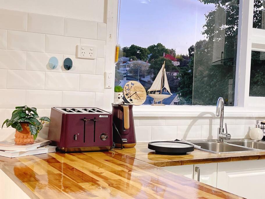 Stunning West Home- Close To And Shops