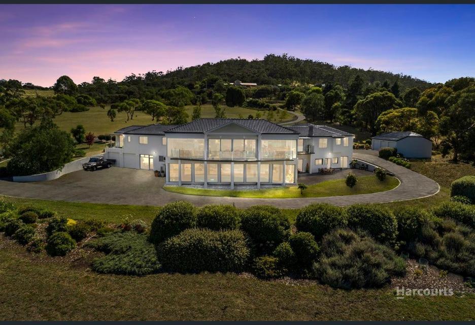 Amazing Sea Views Luxury House Homestay Hobart