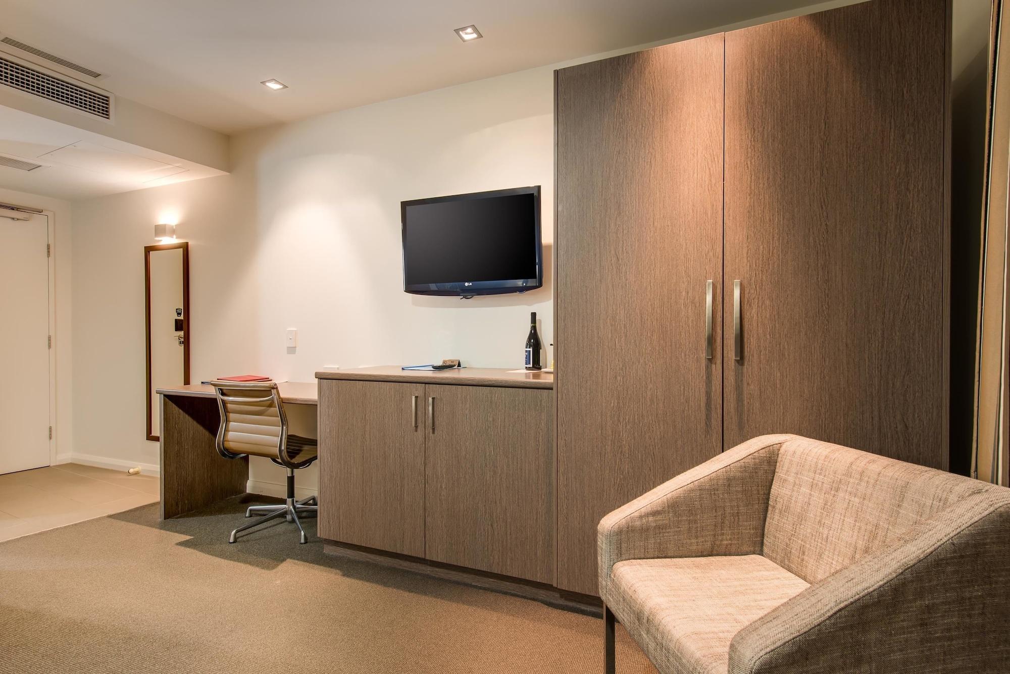 Aparthotel Mantra Collins 4*