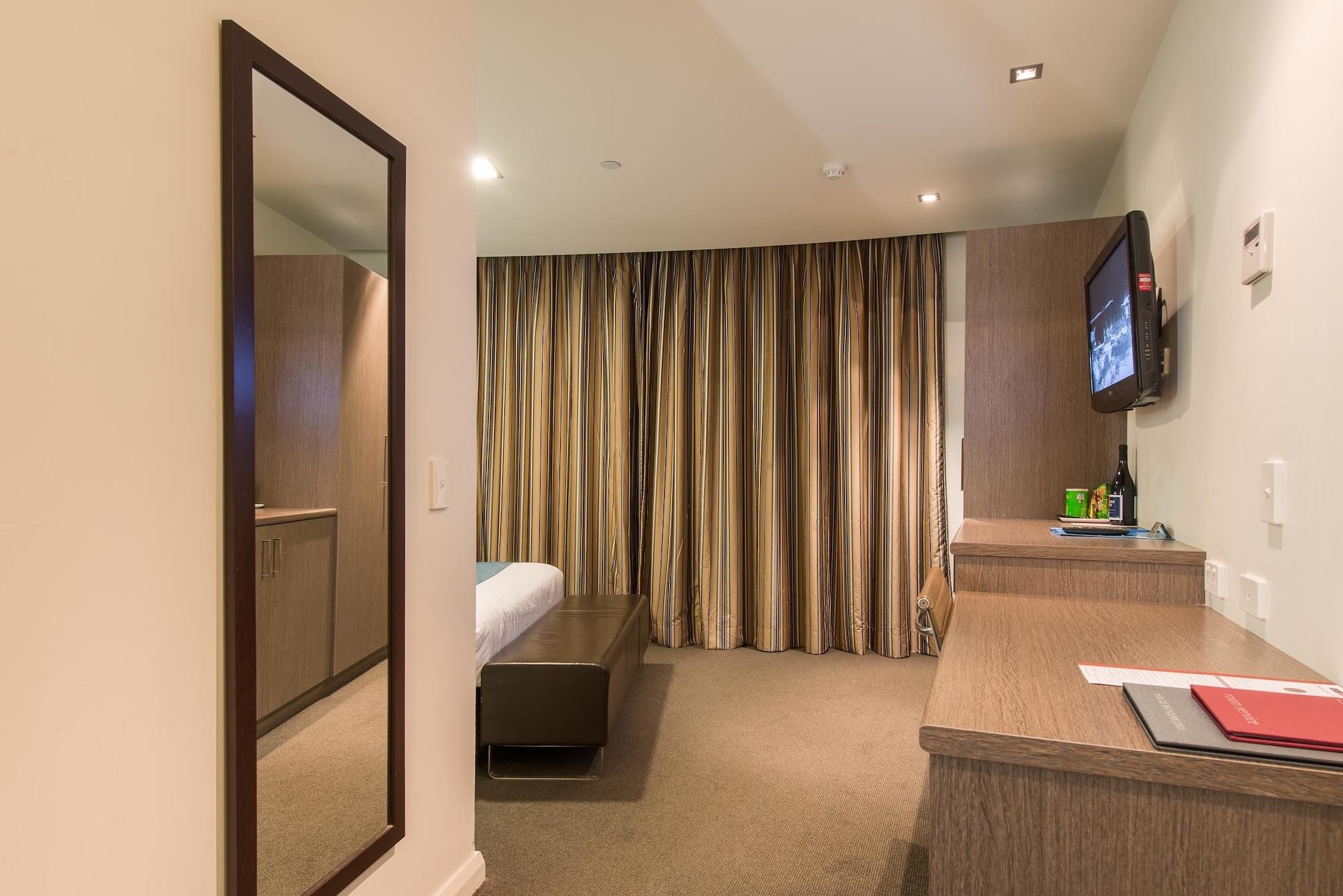 Aparthotel Mantra Collins 4*