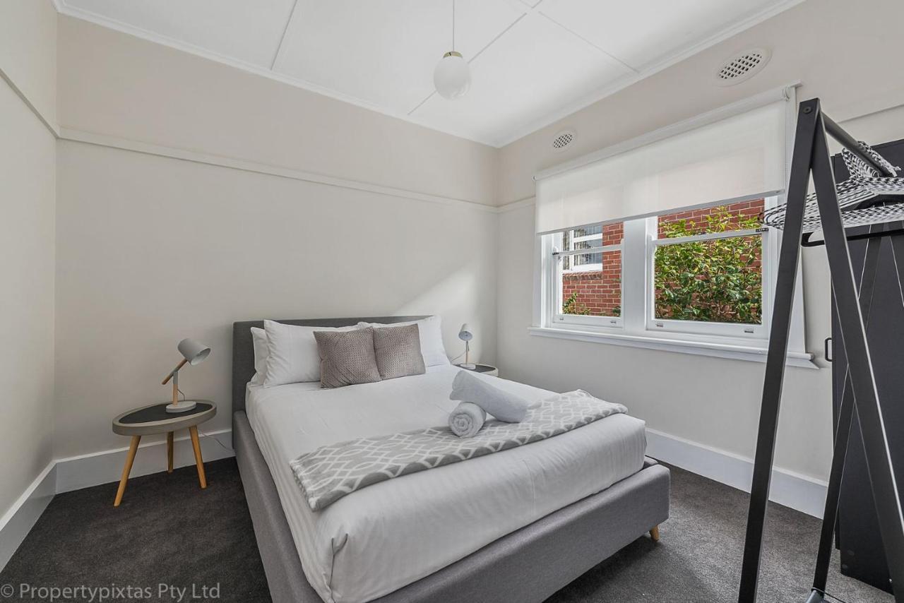 On Burnett Location Parking Sleeps 8 *