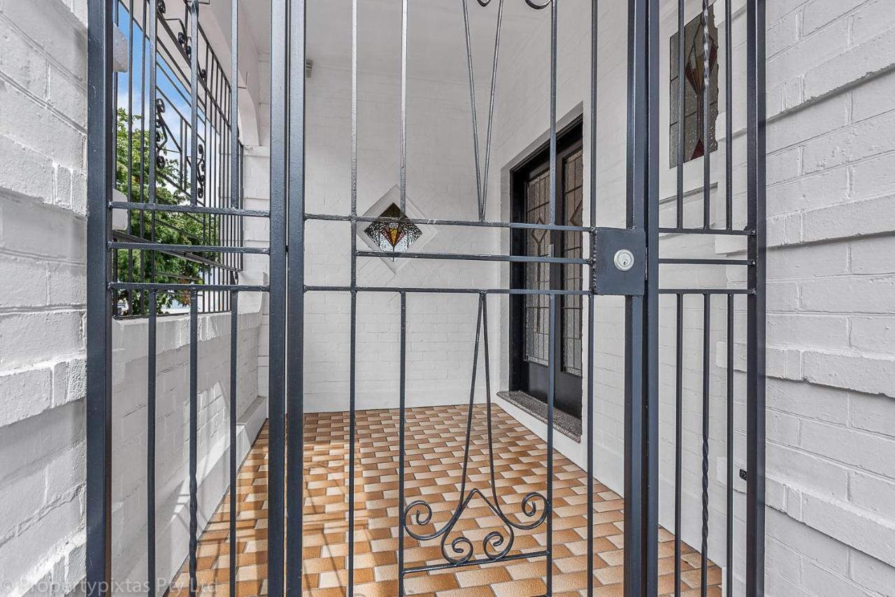 On Burnett Location Parking Sleeps 8 *