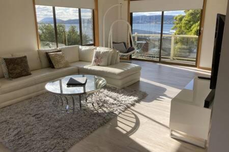Spacious Modern Outstanding Views Sleeps 9 * Hobart