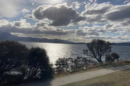 Spacious Modern Outstanding Views Sleeps 9 * Hobart