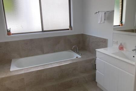 Holiday home Spacious Modern Outstanding Views Sleeps 9 *