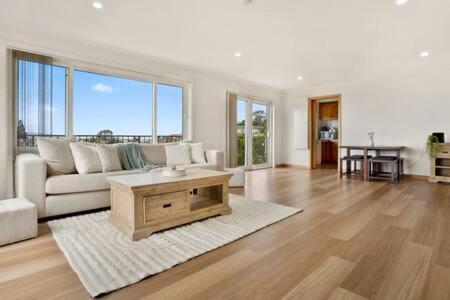 Lovely 2 Bed With Views *