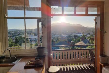 Historic Close To Cbd 3brm With Views Holiday home *