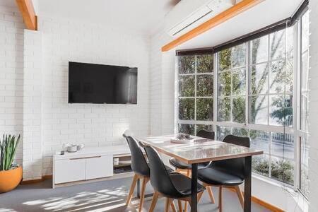 Cosy Renovated 2 Bed In Superb Location *