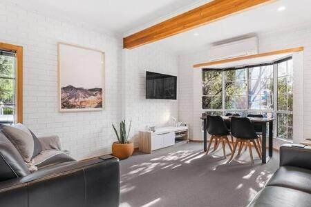 Cosy Renovated 2 Bed In Superb Location *