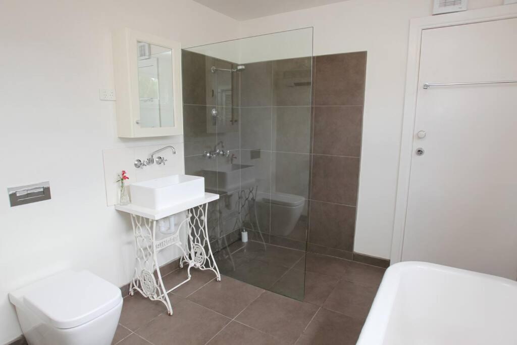 Writer's Cottage, Luxurious Oasis In The Heart Of North Holiday home