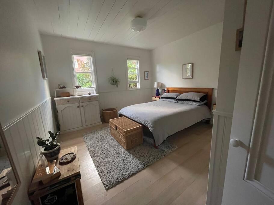 Writer's Cottage, Luxurious Oasis In The Heart Of North Hobart