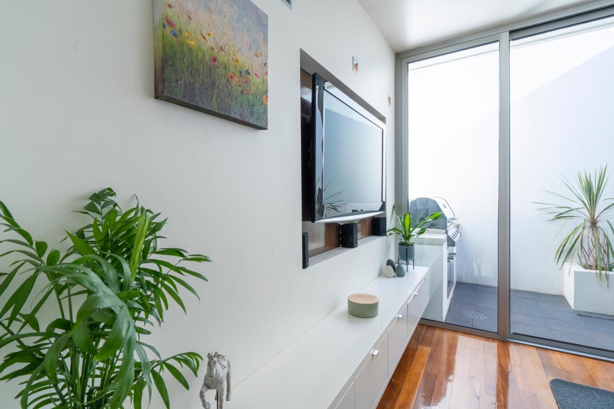 Heritage Terrace With Mod Twist Apartment *
