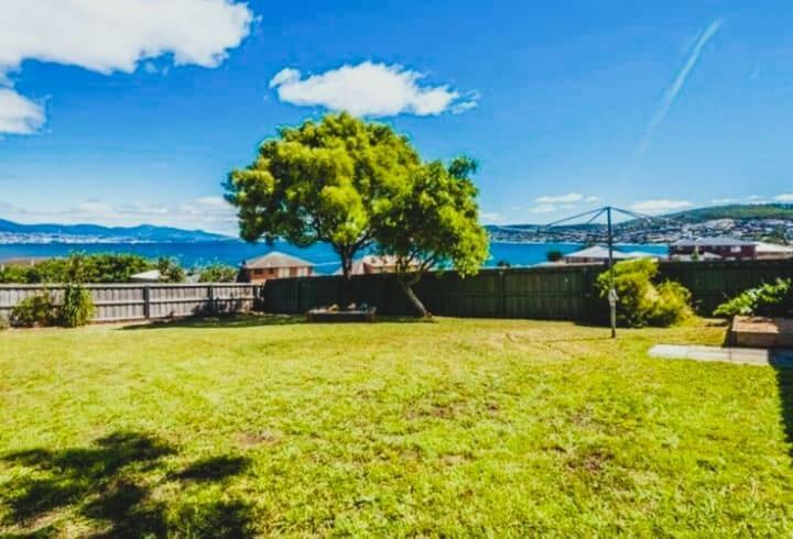 Holiday home Spacious Modern Outstanding Views Sleeps 9 *