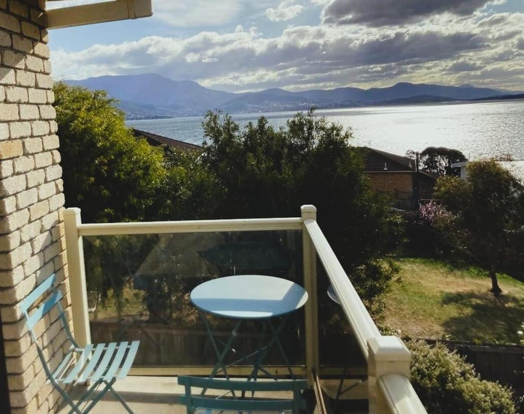 Spacious Modern Outstanding Views Sleeps 9 Hobart